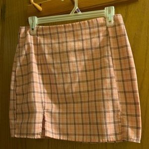 Super cute plaid mini skirt! It doesn’t have a tag but it is a small!